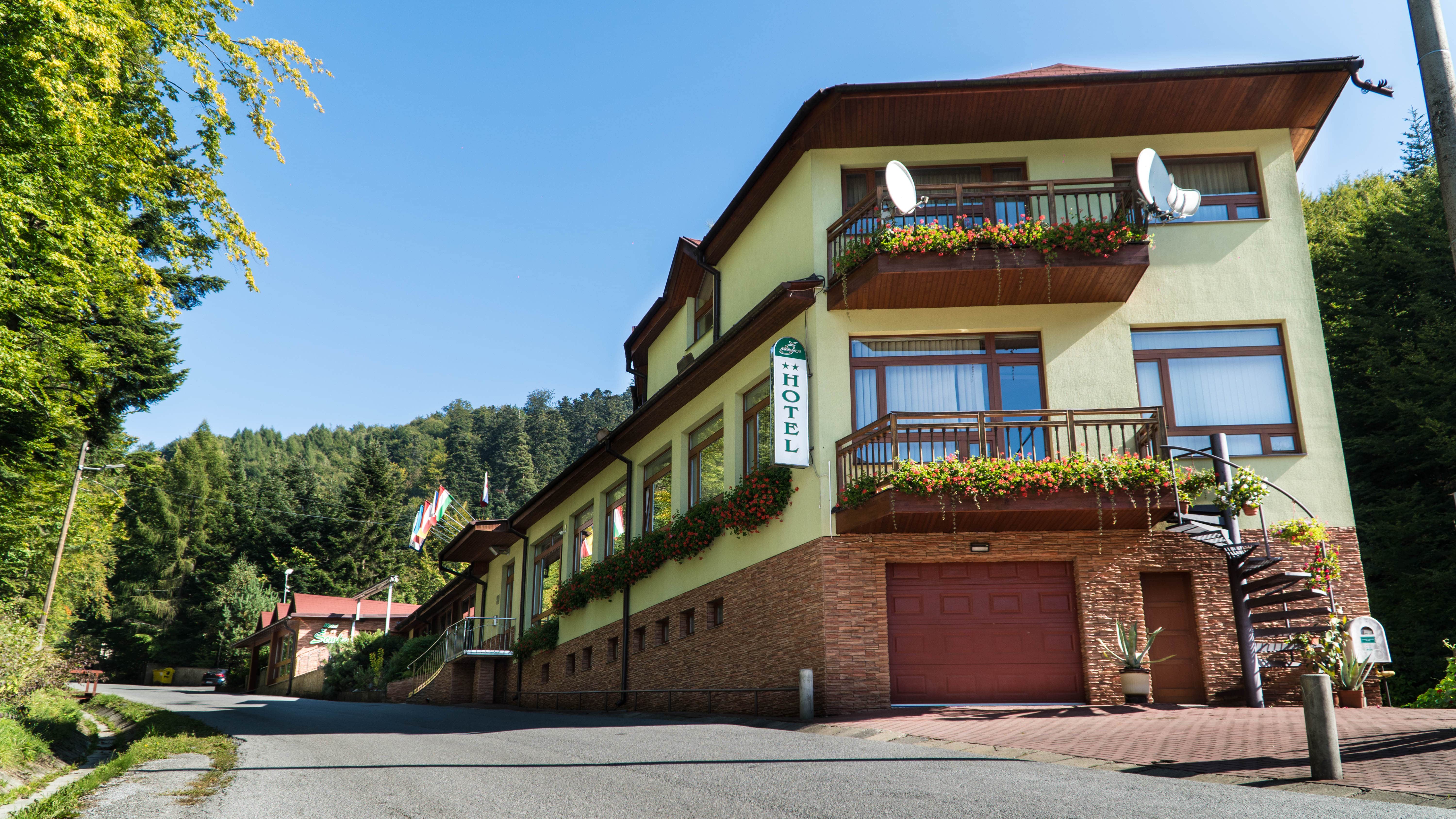 Hotel Šomka v obklopení zelene v Drienici